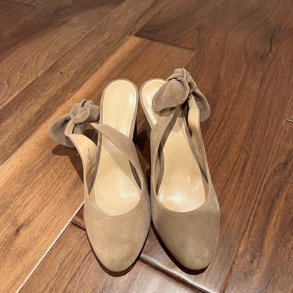 Banana republic nude suede slingback heels size 8.5